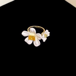 Exaggerated white petal zircon ring for women