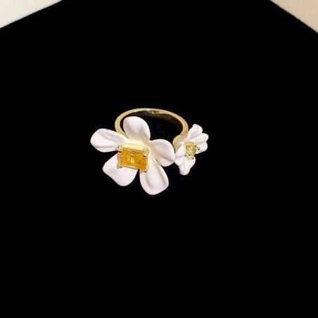 Exaggerated white petal zircon ring for women