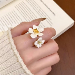 Exaggerated white petal zircon ring for women