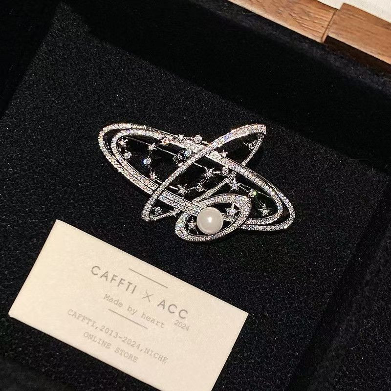 Women's Saturn star pearl suit brooch