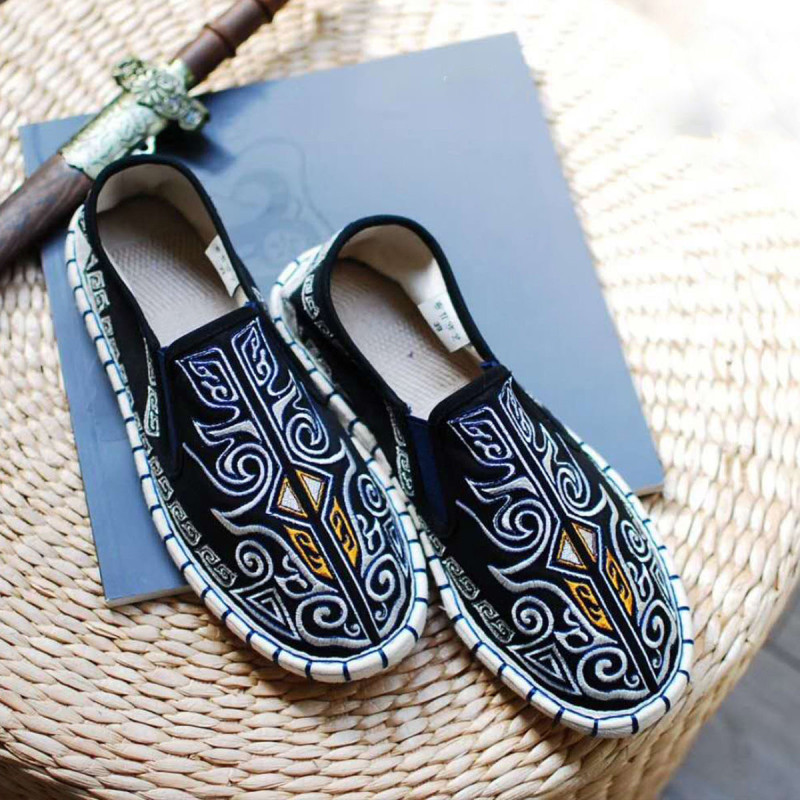New national trend national style hand-sewn embroidered flowers old Beijing cloth shoes for men and women