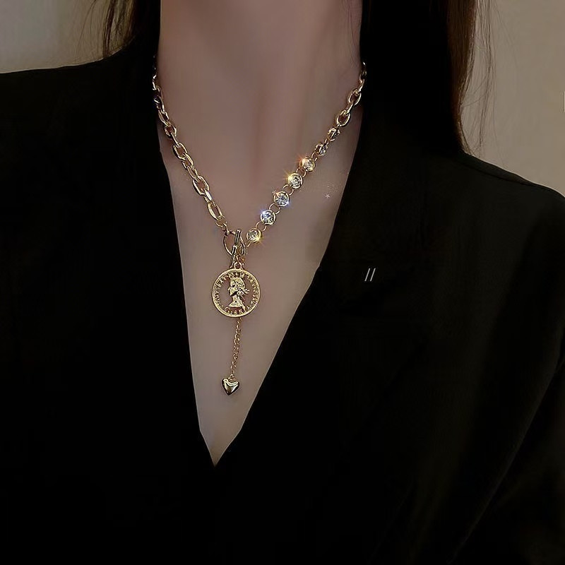 Retro portrait love pendant necklace light luxury niche clavicle chain