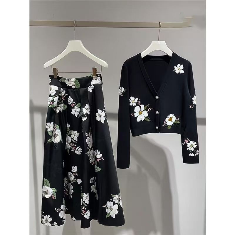 Printed skirt suit with beautiful knitwear