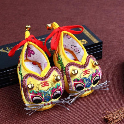 Tiger head birthday shoes bell shoes tail shoes embroidered men's and women's 0-1 years old pomegranate shoes