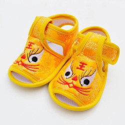 Tiger head birthday shoes bell shoes tail shoes embroidered men's and women's 0-1 years old pomegranate shoes
